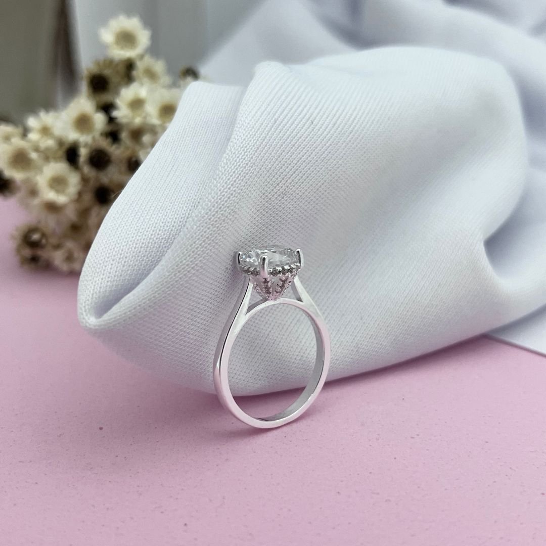 Anel Solitario Noivado Zirconia 8mm com Calice em Micro Zirconia
