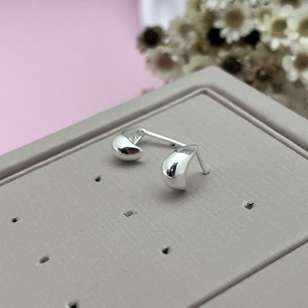 Brinco Gota Mini Lisa 9mm Prata 925 | Joia Essencial para Revenda