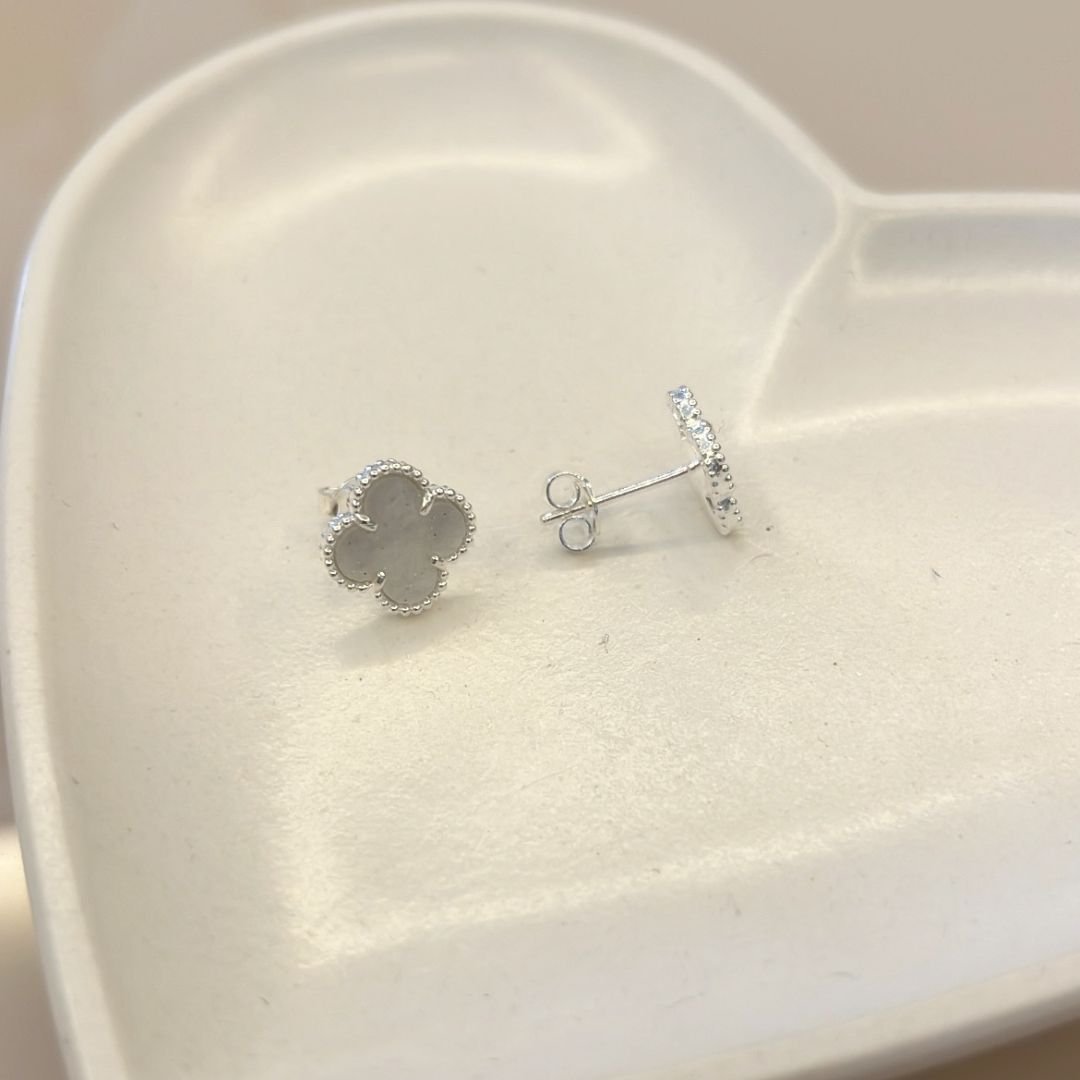 Brinco Trevo Resina Branca Prata 925 para Revenda | Alto Lucro