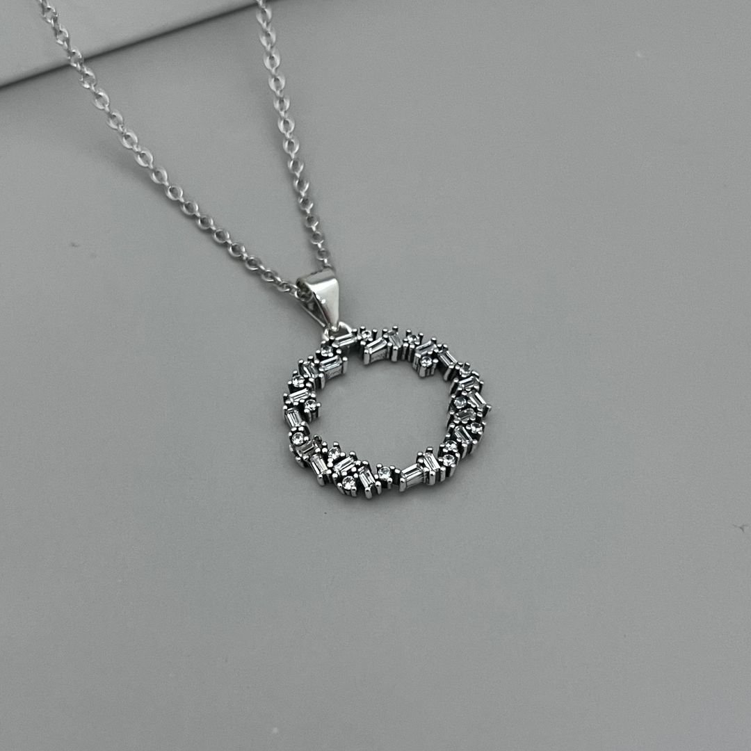 Colar Inspiração Aro Zirconias Cravejadas - Cartie 45cm c/ 5cm Extensor