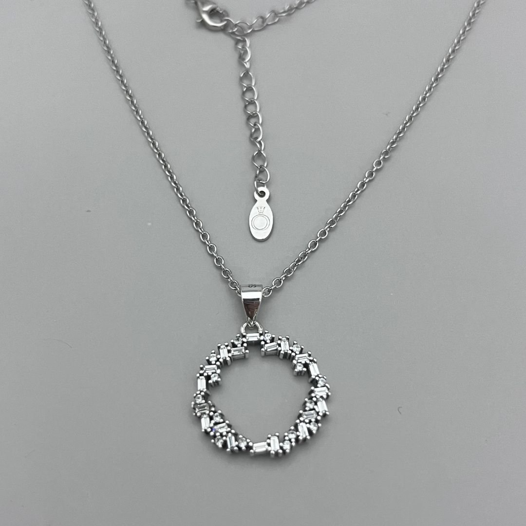 Colar Inspiração Aro Zirconias Cravejadas - Cartie 45cm c/ 5cm Extensor